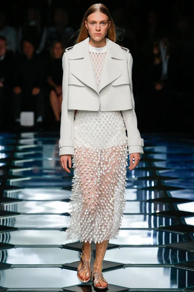 Look 16